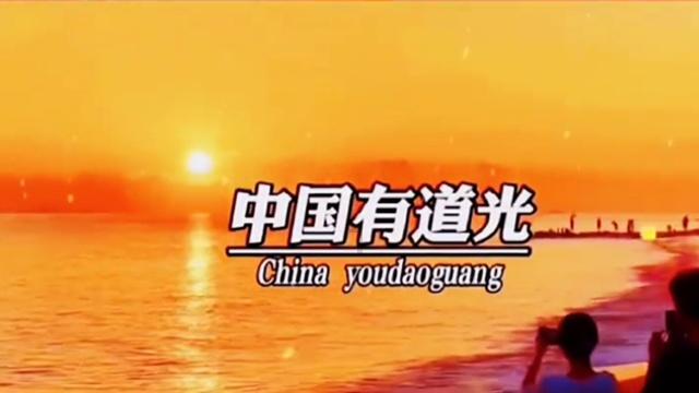 男孩吃鸡腿